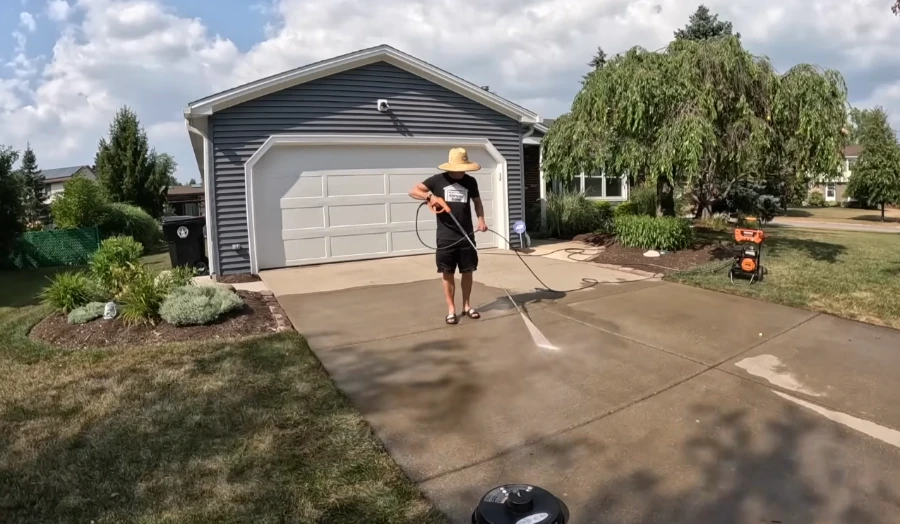 Professional driveway pressure cleaning service in Bradenton, FL